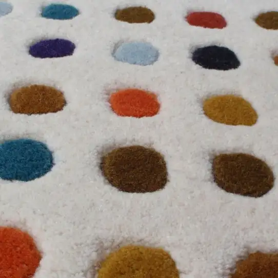 Handgetufteter Teppich mit bunten Punkten